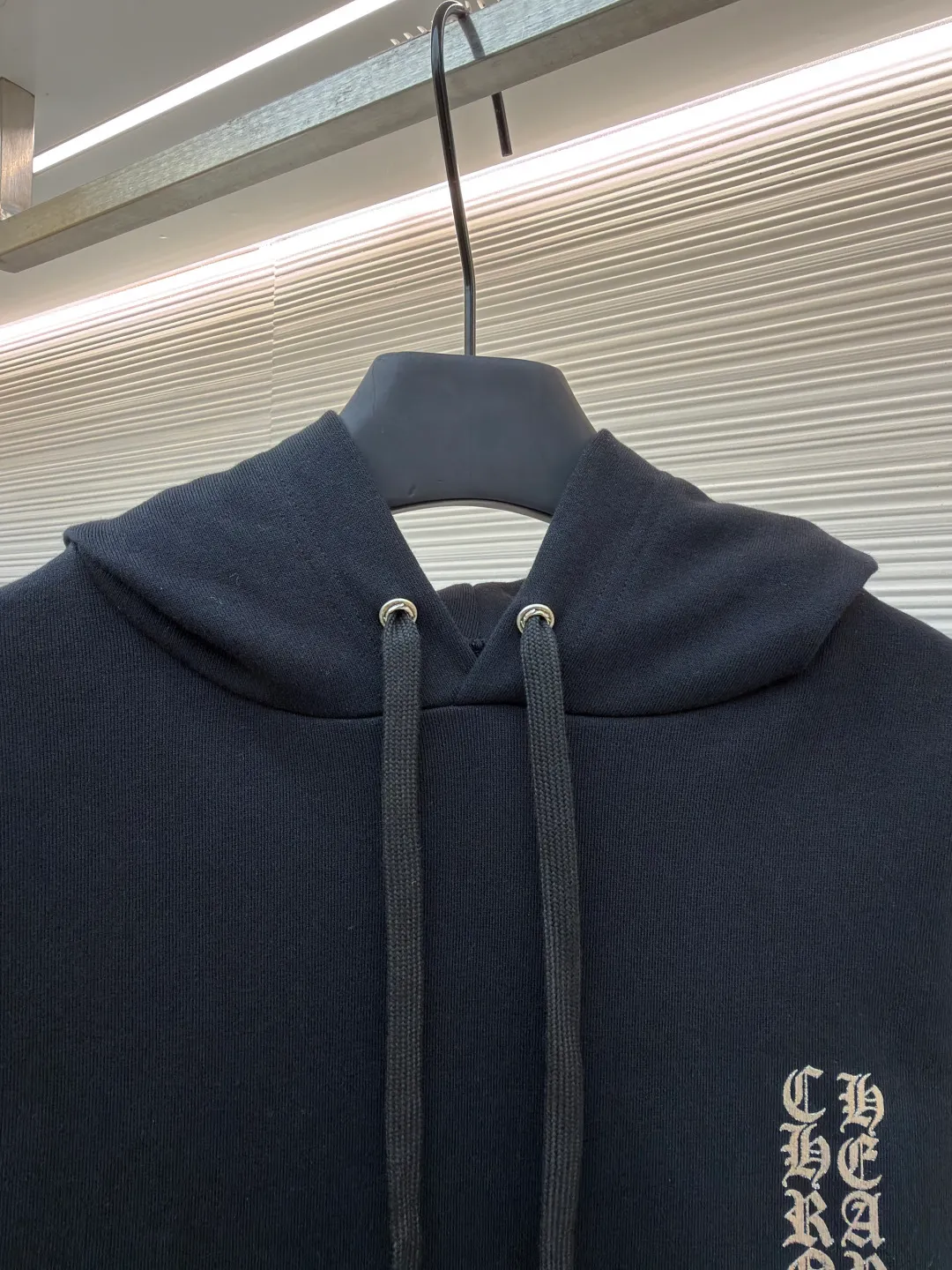 Chrome Hearts 1988 limited sweatshirt ●Original version: Purchased and developed for 7999 ●Item number: 1680865-A75 ●Fabric: 100% cotton fabric ●Technology: Ink printing ●Version: Loose fit ●Weight: about 880g ●Size: S-M-L ●Description: The fabric is made of 420g fleece cotton. Printing uses a variety of printing techniques, including thermoset ink printing. The overall wiring is straight and delicate, the fabric is comfortable and soft, and the color is consistent without color difference. It can be matched with the same style to create a fashionable look and control various occasions. Customized accessories, complete with three standards, same style for men and women!